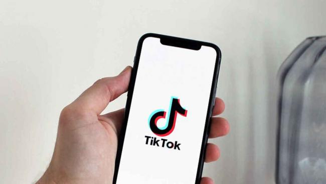Logo de la aplicación china TikTok en un teléfono.