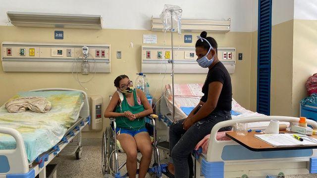 Dos pacientes en el interior de un hospital de Caracas.