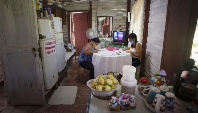Dos niñas en clases televisadas desde su casa en Guanabacoa, La Habana.