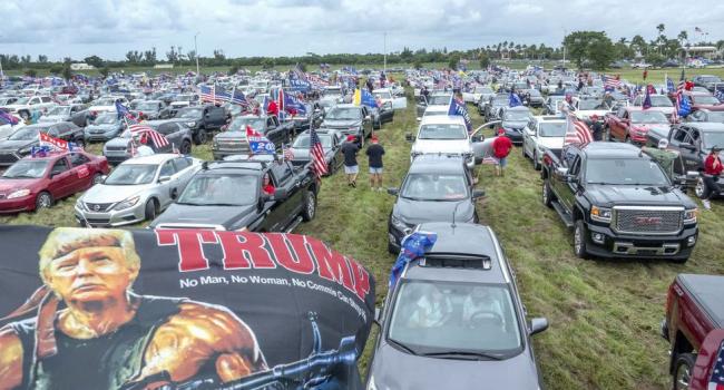 Miles de simpatizantes de Trump asisten a la caravana.