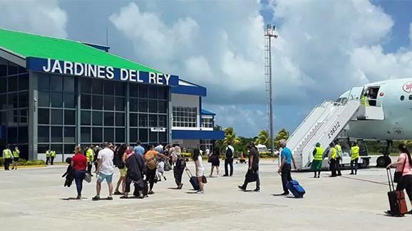 Arribo de turistas al Aeropuerto de Jardines del Rey, en Cayo Coco.