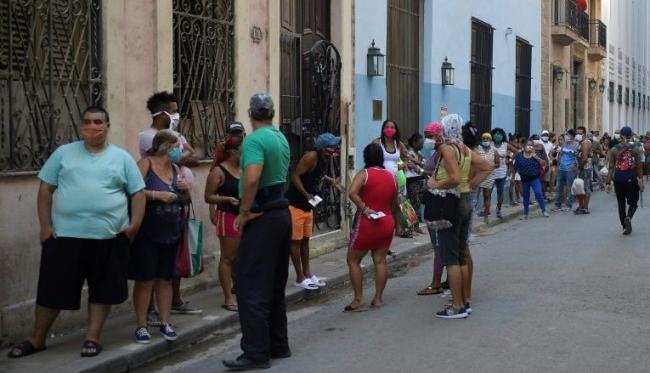 Cubanos en una cola en La Habana durante la pandemia.