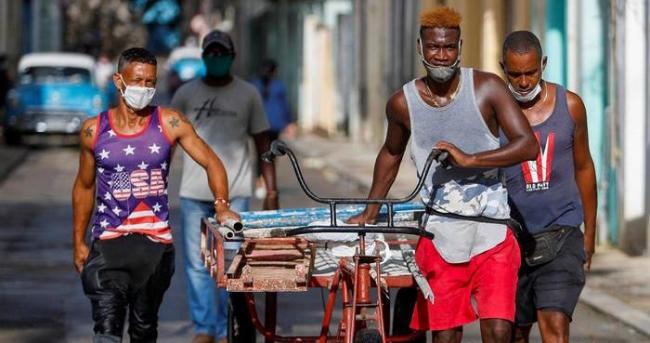 Cubanos en La Habana durante la pandemia de Covid-19.