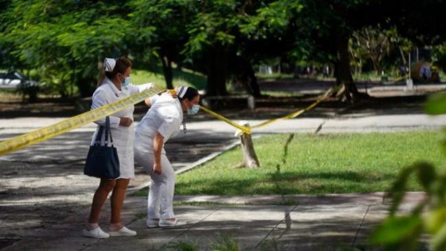 Enfermeras acceden a un área en cuarentena en La Habana.