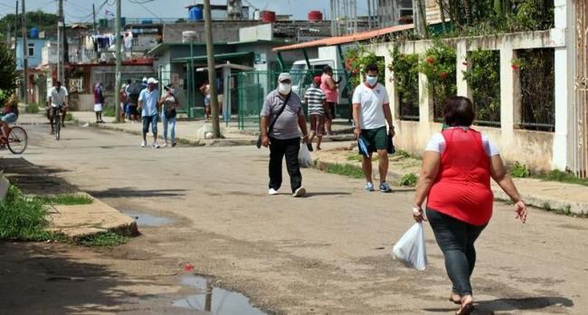 Cubanos en una calle durante la pandemia.