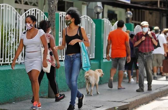 Cubanos en gestiones en medio de la pandemia.