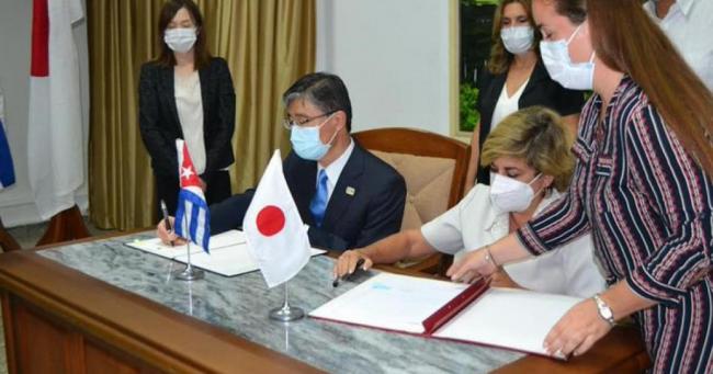 El embajador de Japón en Cuba y la viceministra del MINCEX.