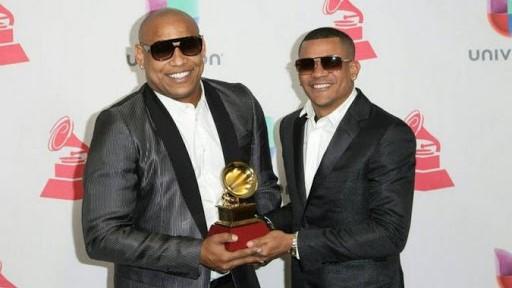 Gente de Zona al recibir un Grammy Latino. 