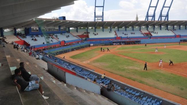 Juego de béisbol en el estadio Cándido González.