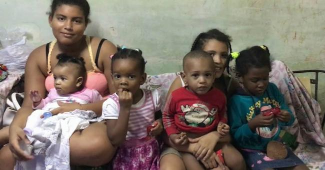 Una madre cubana vive con sus seis hijos en condiciones de pobreza.