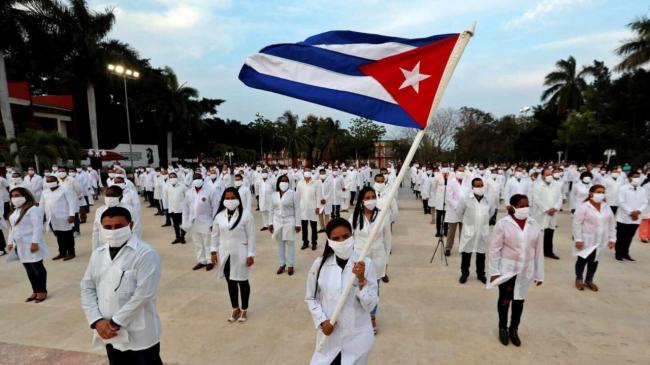 Un grupo de médicos cubanos participa en un acto de despedida en el aeropuerto José Martí de La Habana.
