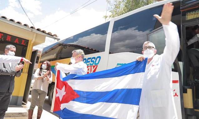 Médicos cubanos llegan a Perú.