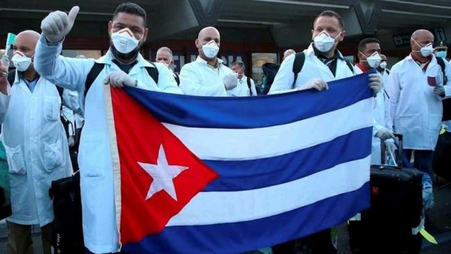 Integrantes de una brigada médica cubana al llegar al Aeropuerto Internacional Ramón Villeda Morales de San Pedro Sula.