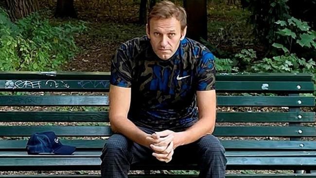 el opositor ruso Alexei Navalny en un parque. 