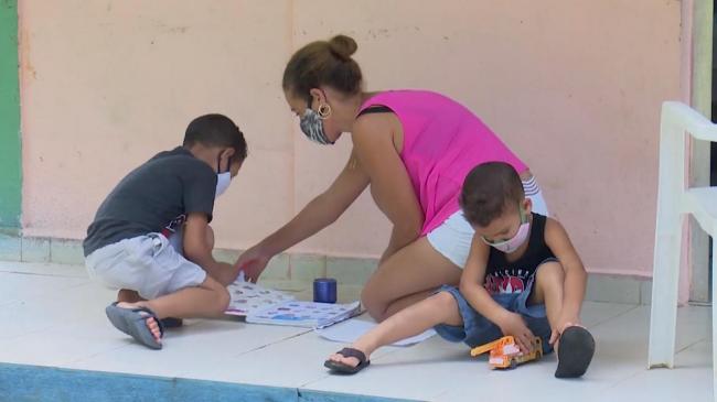 Niños cubanos aislados en un centro estatal con su madre.