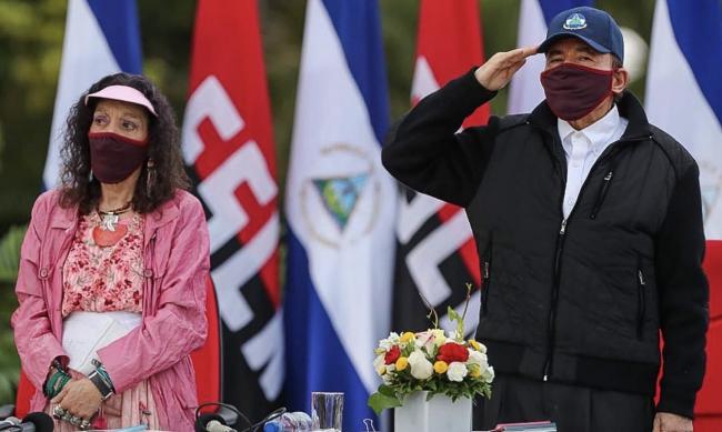 Daniel Ortega y Rosario Murillo celebrando una aniversario de la revolución sandinista.