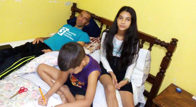 El opositor Ramón Arboláez Abreu junto a sus hijos en el hospedaje proporcionado por las Hermanas de la Caridad.