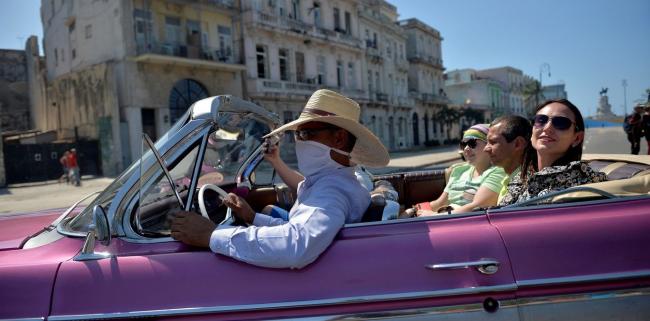 Paseos para turistas en autos antiguos en La Habana, Cuba.