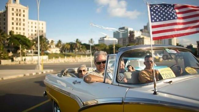 Turistas pasean en un auto de colección en Cuba.