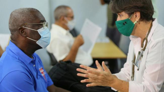 La doctora Sonia Pérez Rodríguez habla con uno de los 'voluntarios' para probar la vacuna cubana.