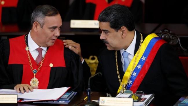 Maikel Moreno, presidente del Supremo, junto a Nicolás Maduro. 