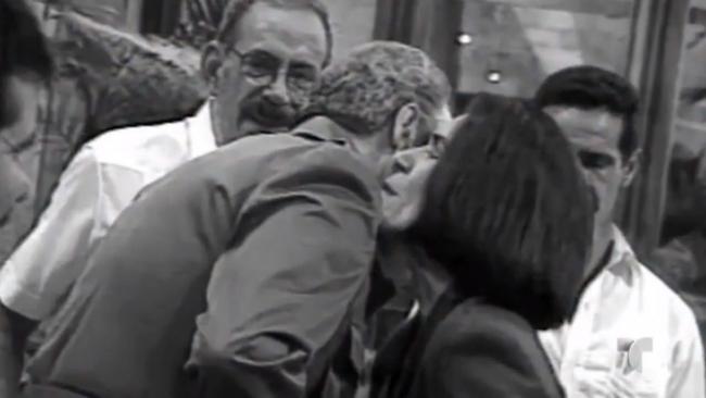 Magda Montiel besa a Fidel Castro.