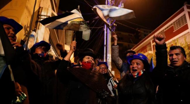 Un grupo de bolivianos festeja el triunfo electoral de Luis Arce.