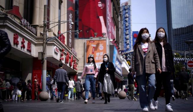 Personas caminan por la principal zona comercial de Shangai