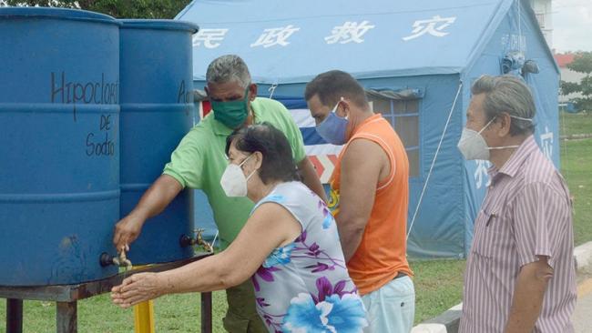 Cubanos se limpian las manos en Ciego de Ávila.