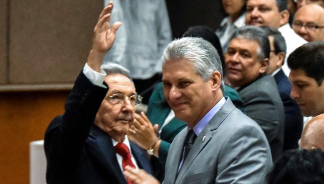 Miguel Díaz-Canel, tras su designación como presidente, y Raúl Castro.