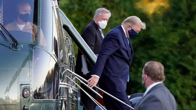 El presidente Donald Trump desciende de su helicóptero en el hospital Walter Reed. 