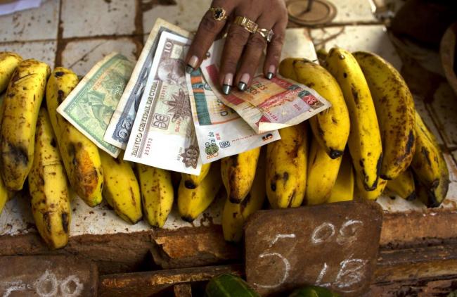 Plátanos en venta en un agromercado cubano.