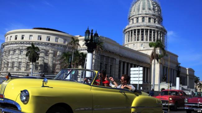 Un carro frente al Capitolio de La Habana.