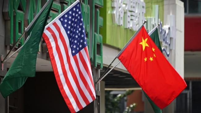 Banderas de EEUU y China en un edificio comercial.