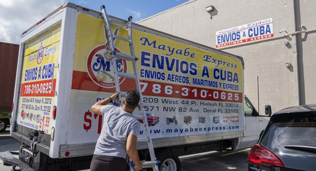 Camión de una agencia de envíos a Cuba.