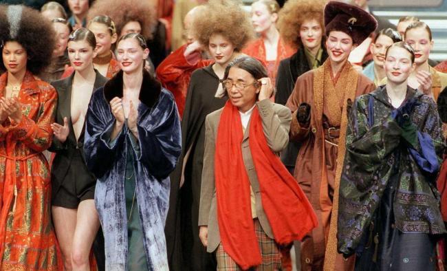 El diseñador japonés Kenzo saluda al público al término de un desfile el 13 de marzo de 1998 en París.