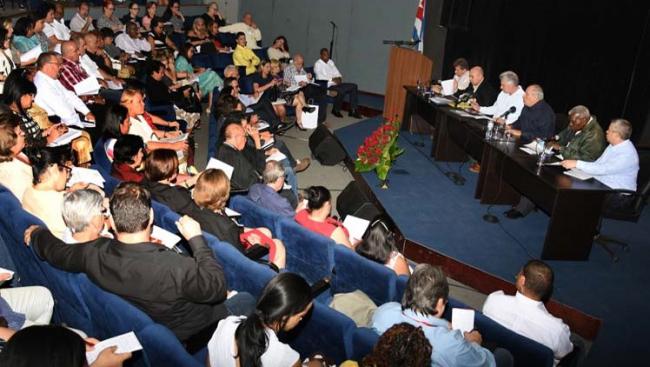 Reunión del Gobierno cubano con funcionarios del MINCULT.