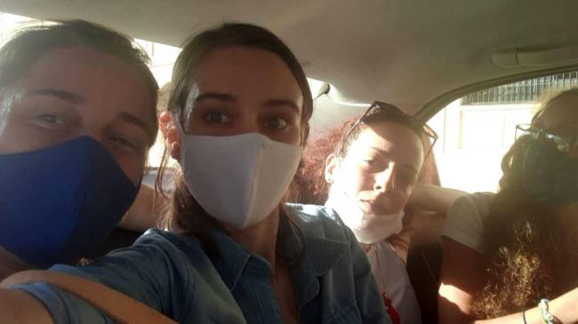 Tania Bruguera, Camila Lobón, Aminta de Cárdenas y Kirenia Yalit en el interior de la patrulla. 10 de octubre de 2020.