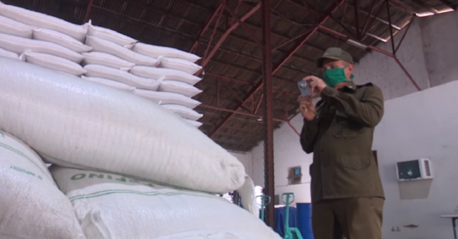 Sacos de azúcar refinada ocupados en Camagüey.