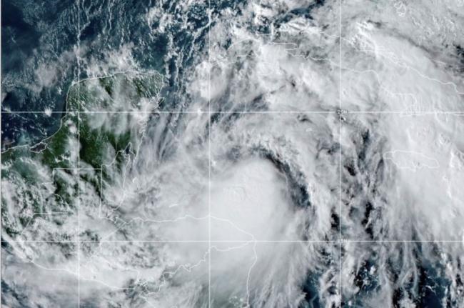 Imagen del domingo de la Oficina Nacional de Administración Oceánica y Atmosférica de EEUU muestra la tormenta tropical Zeta.