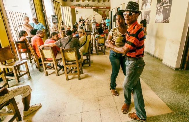 Dos cubanos bailando son.