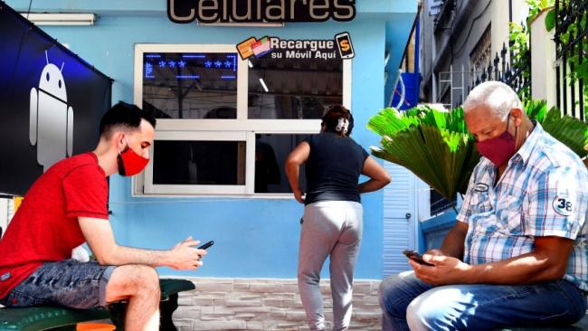 Cubanos conectados a Internet. 