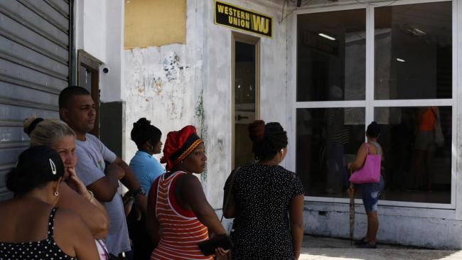 Cola ante una oficina de Western Union en La Habana.