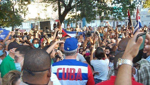 Miguel Díaz-Canel frente a jóvenes movilizados en un acto oficial en La Habana.