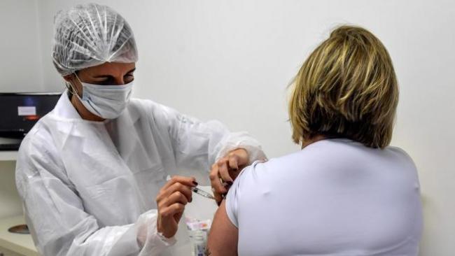 Una voluntaria recibe una vacuna desarrollada por AstraZeneca en Brasi.