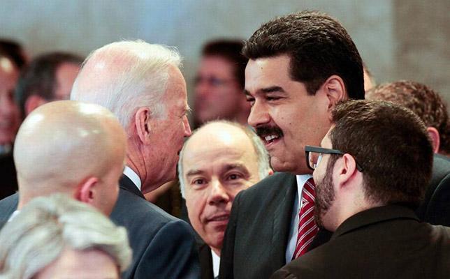Joe Biden, entonces vicepresidente, saluda a Nicolás Maduro en la toma de posesión de Dilma Rousseff. Brasilia, 2015.