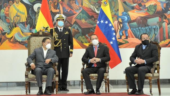 Luis Arce junto al nuevo embajador de Venezuela en Bolivia. 