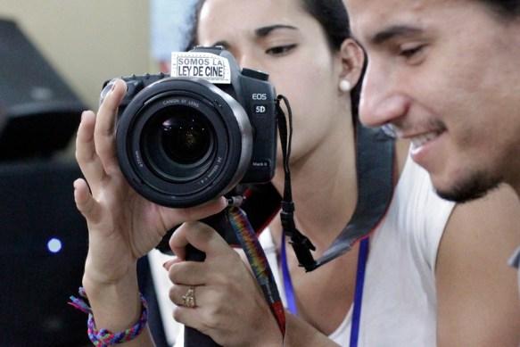Jóvenes cineastas cubanos.