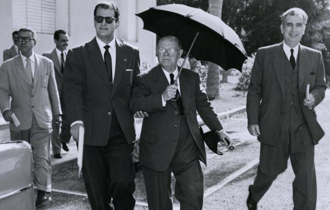 Al centro, Aurelio de la Vega, y junto a él, con paraguas, Pablo Casals.