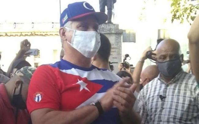 Miguel Díaz-Canel con la bandera cubana de pulóver en un acto el domingo.
